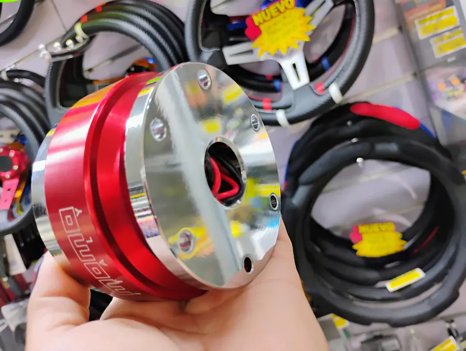Masa desmontable Momo para volantes deportivo de acero color rojo 5