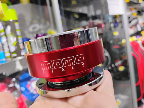 Masa desmontable Momo para volantes deportivo de acero color rojo