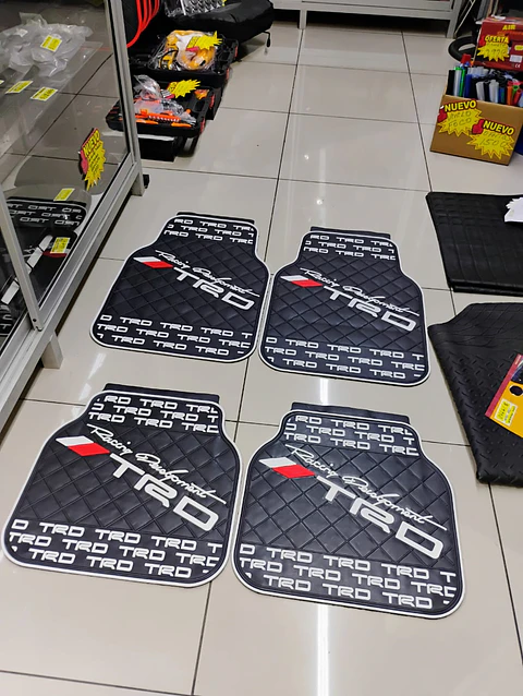 Set pisos alfombras de goma tunning TRD 4pzs - Negro/Blanco