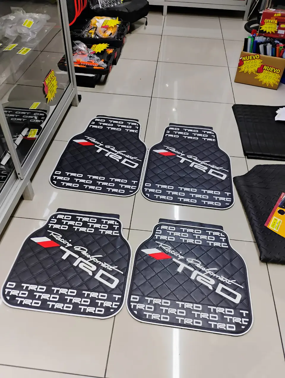 Set pisos alfombras de goma tunning TRD 4pzs - Negro/Blanco 1