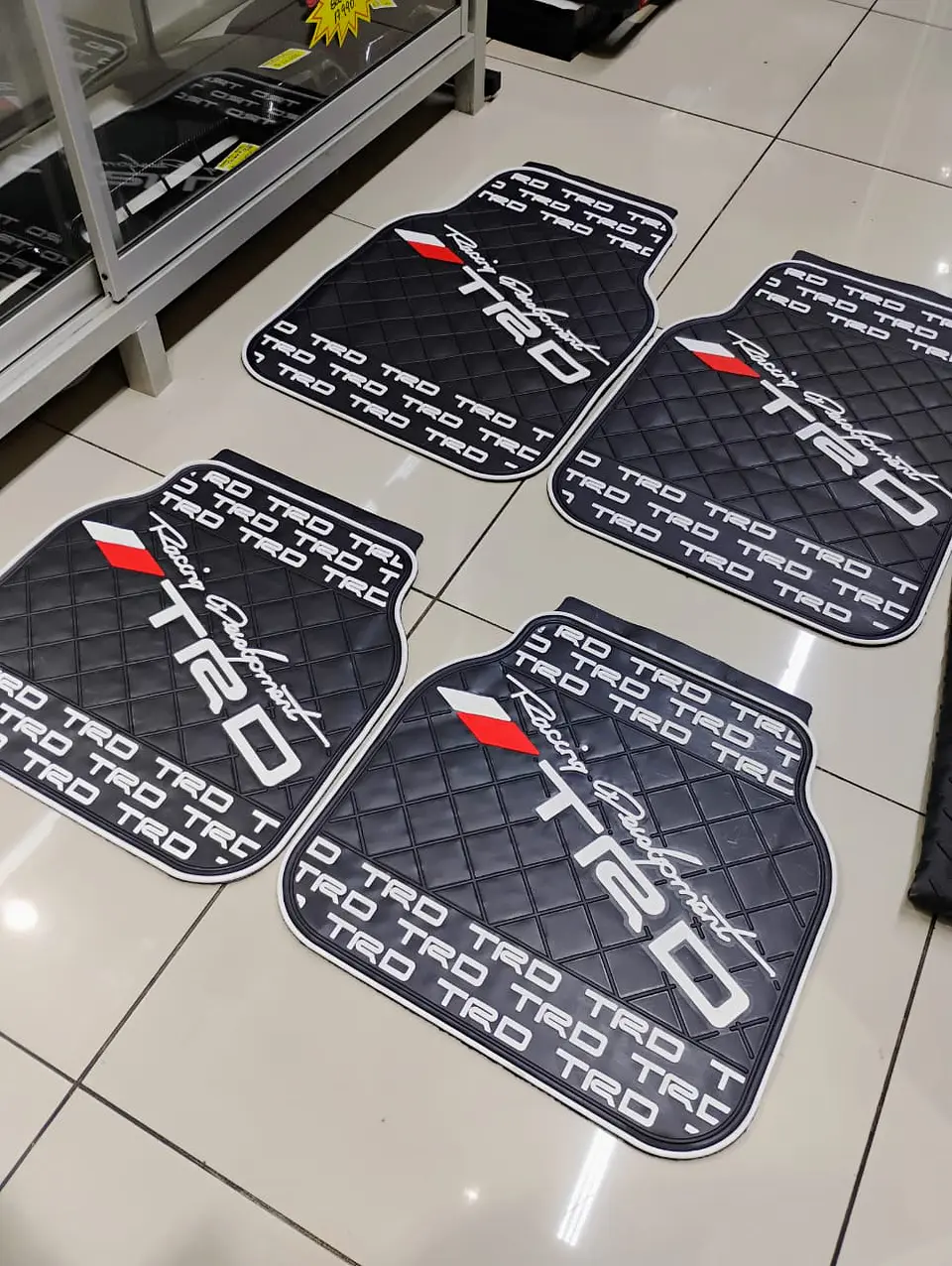 Set pisos alfombras de goma tunning TRD 4pzs - Negro/Blanco 7