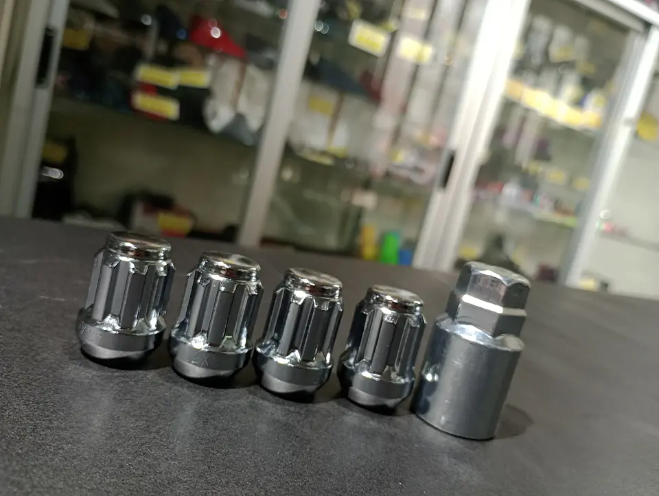 Juego 4 tuercas de seguridad con 1 llave de acero color plata 2