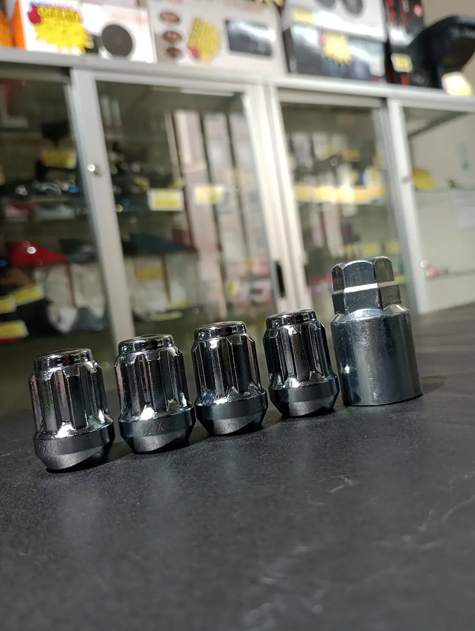 Juego 4 tuercas de seguridad con 1 llave de acero color plata 17