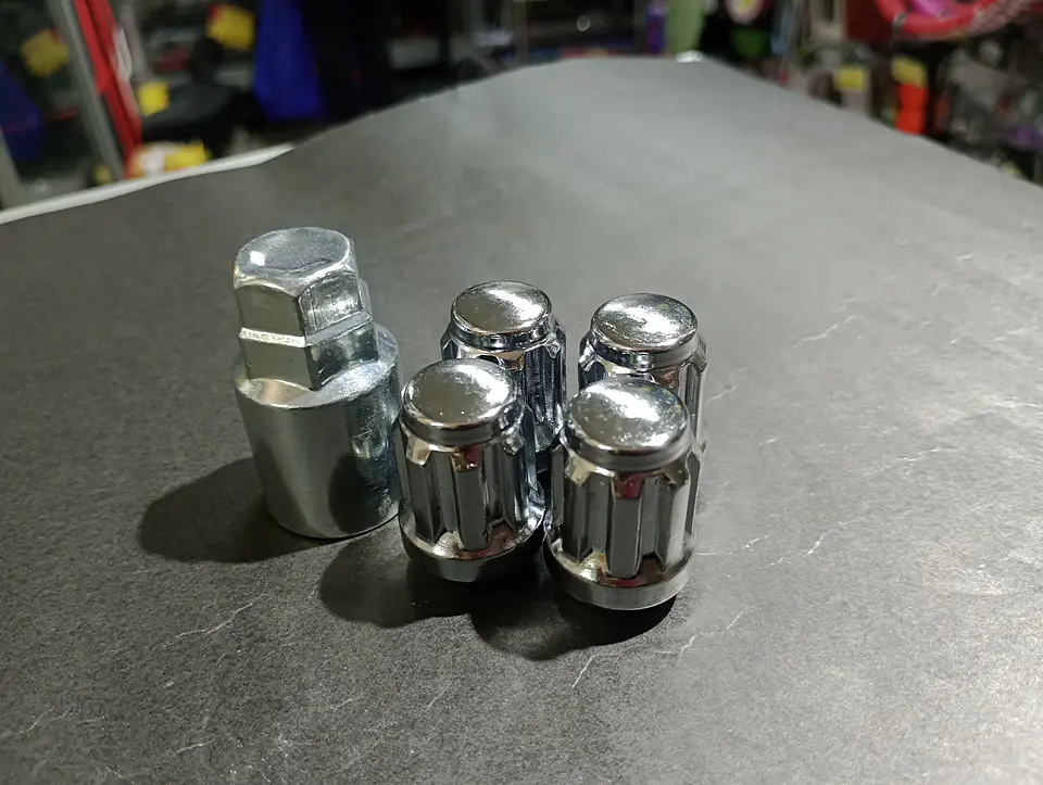 Juego 4 tuercas de seguridad con 1 llave de acero color plata 19