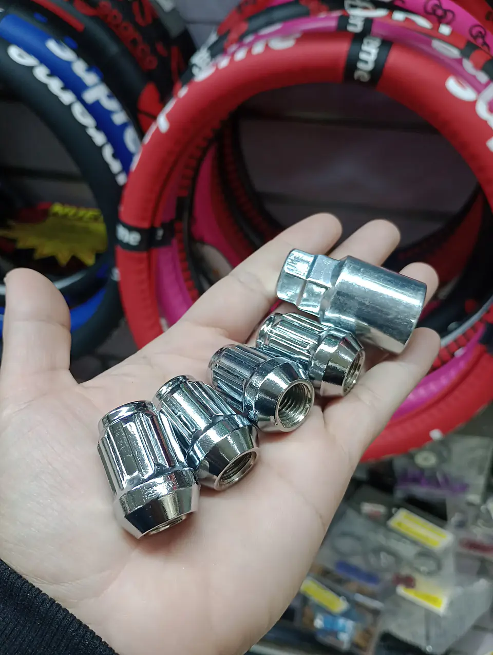 Juego 4 tuercas de seguridad con 1 llave de acero color plata 20