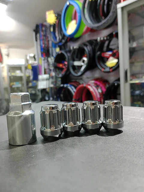 Juego 4 tuercas de seguridad con 1 llave de acero color plata