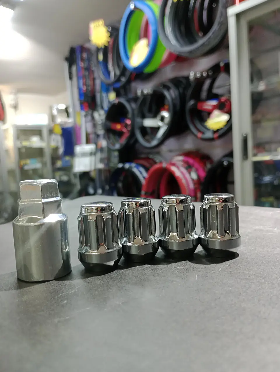 Juego 4 tuercas de seguridad con 1 llave de acero color plata 1