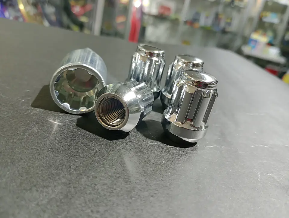 Juego 4 tuercas de seguridad con 1 llave de acero color plata 21