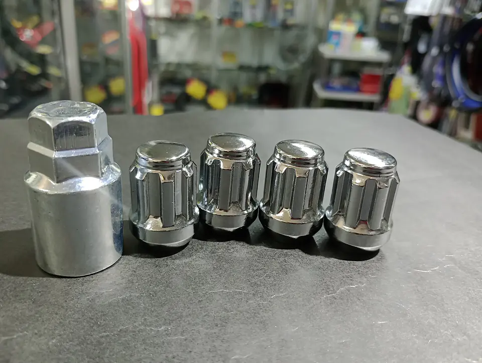 Juego 4 tuercas de seguridad con 1 llave de acero color plata 22