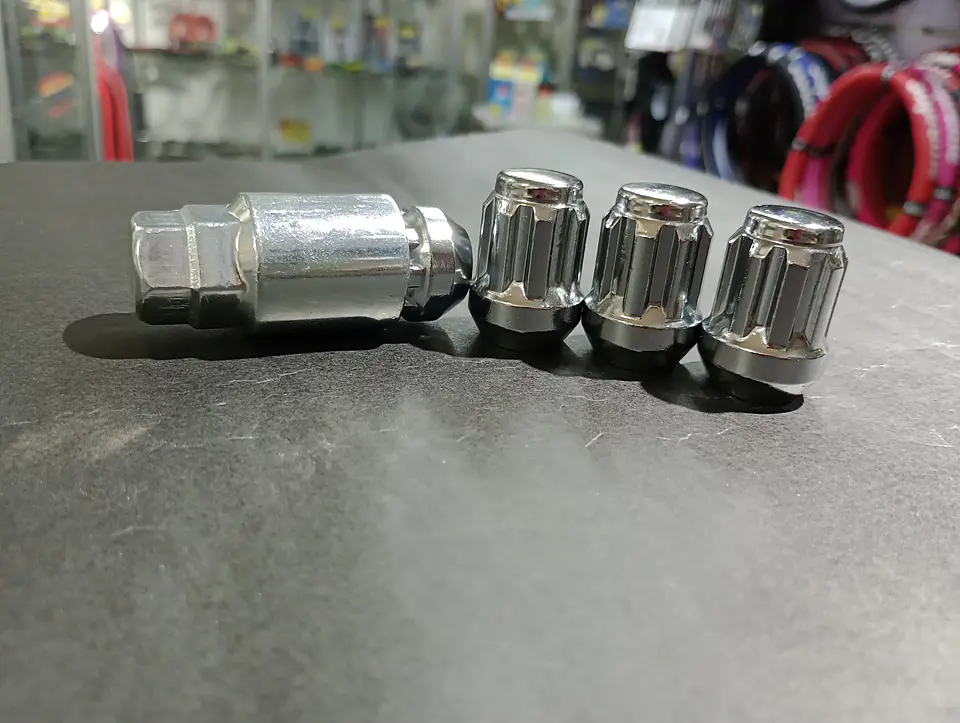 Juego 4 tuercas de seguridad con 1 llave de acero color plata 23