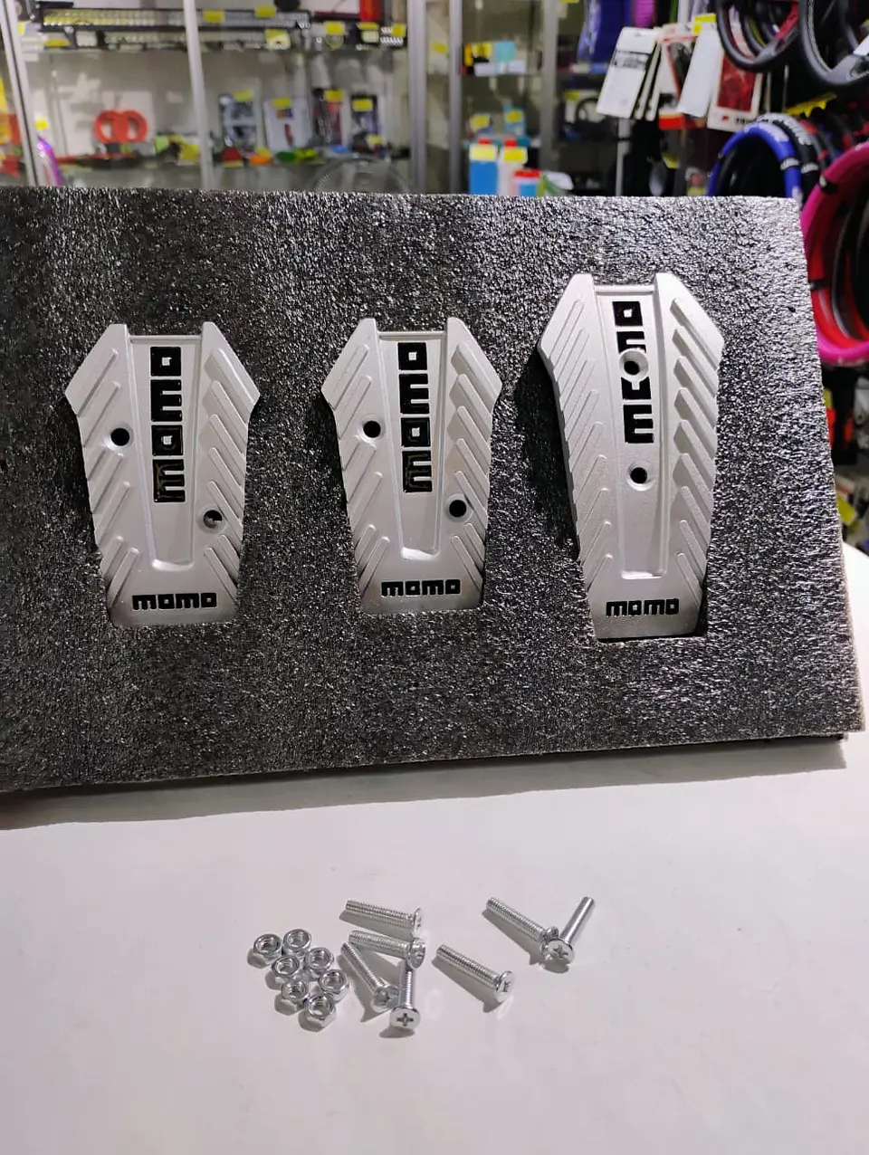Set cubre pedades de auto Momo 3 piezas de aluminio tunning 9