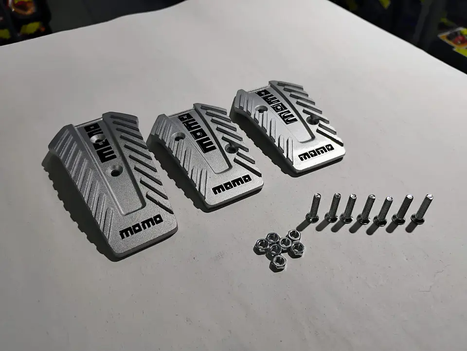 Set cubre pedades de auto Momo 3 piezas de aluminio tunning 11