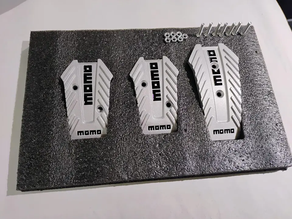 Set cubre pedades de auto Momo 3 piezas de aluminio tunning 15
