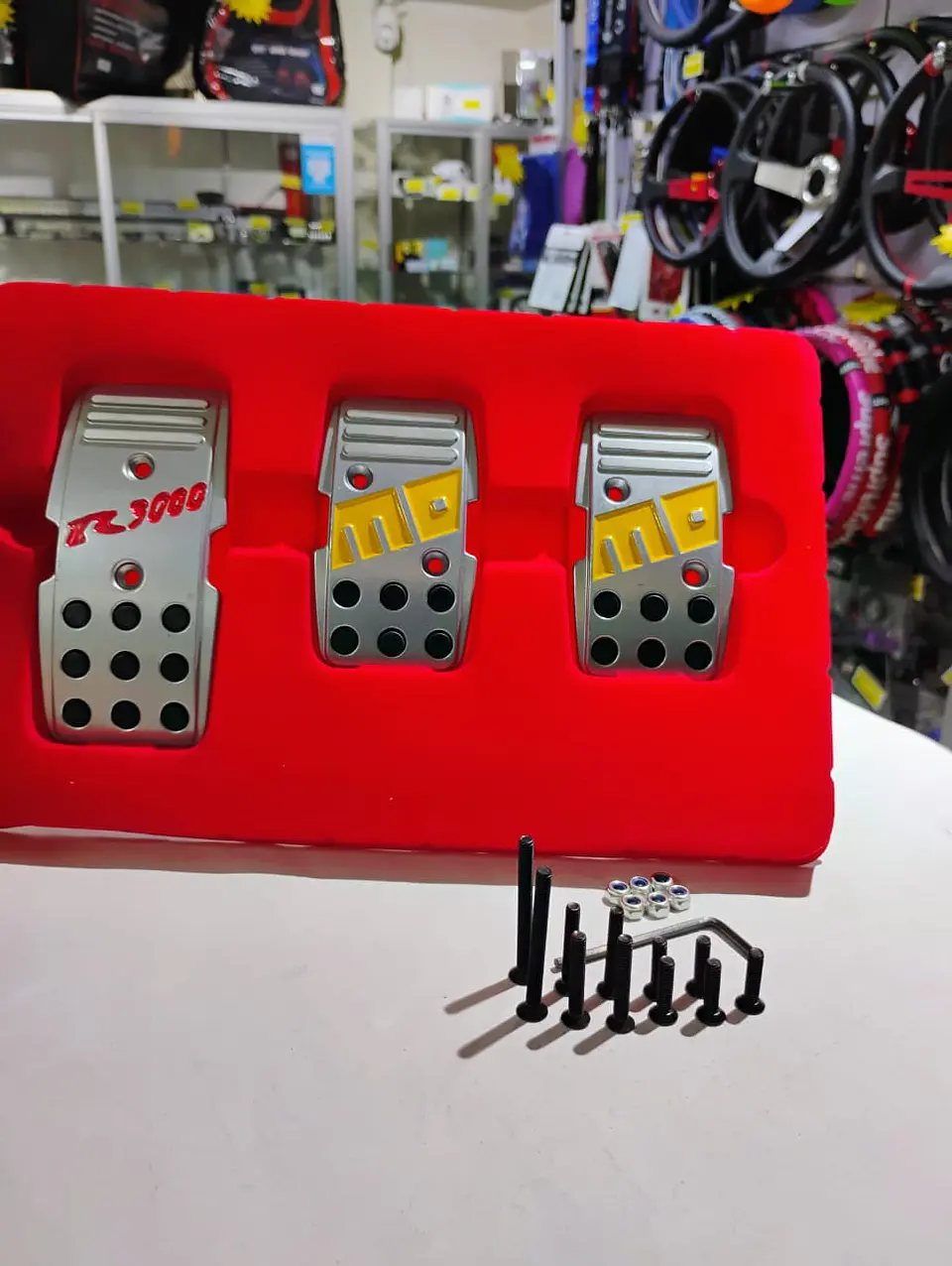 Set cubre pedades de auto Momo 3 piezas de aluminio tunning 1