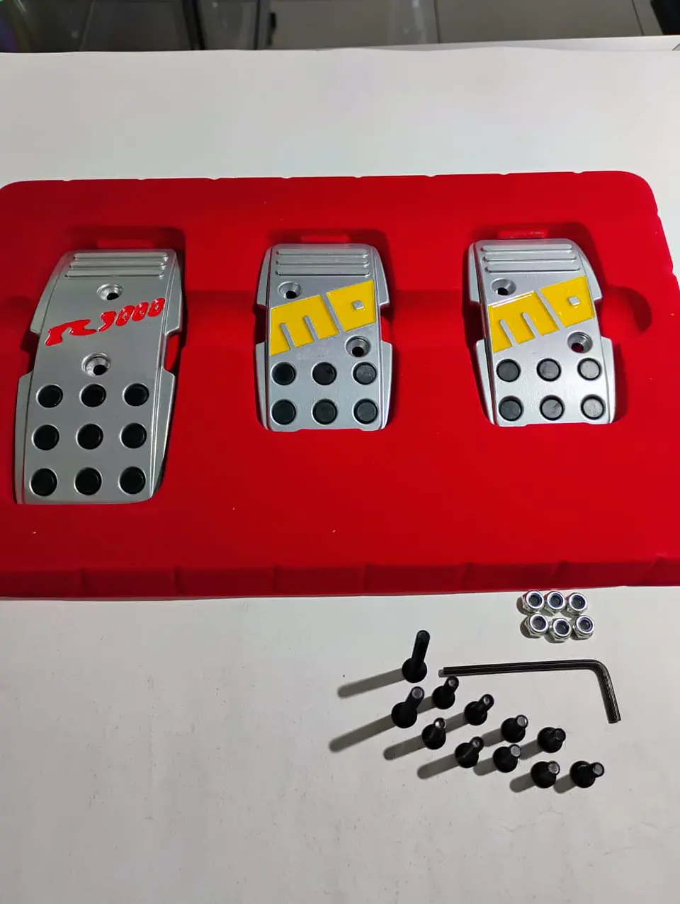 Set cubre pedades de auto Momo 3 piezas de aluminio tunning 7