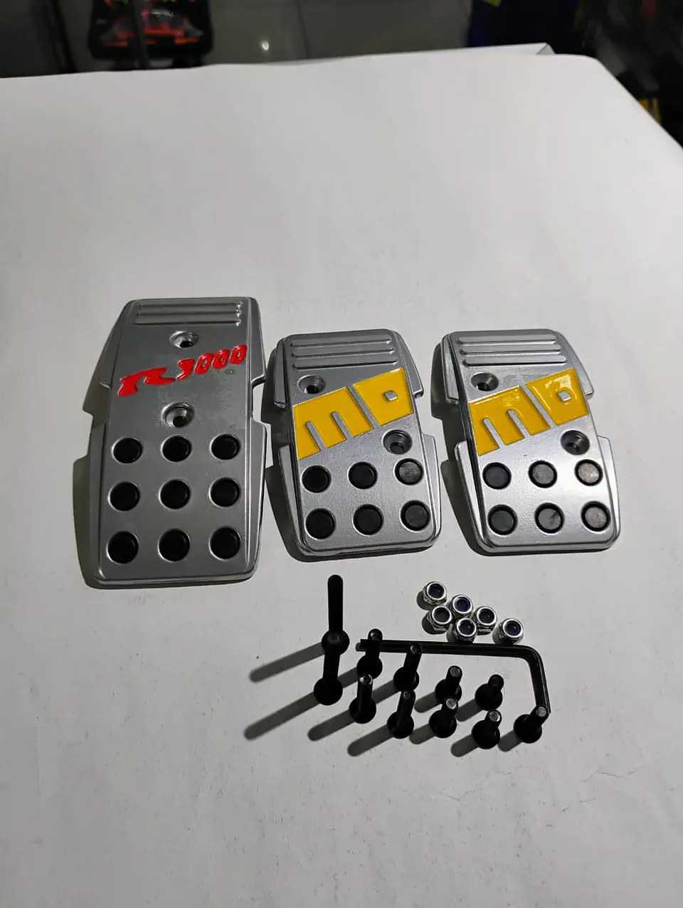 Set cubre pedades de auto Momo 3 piezas de aluminio tunning 8