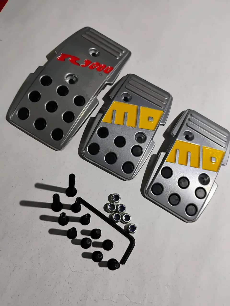Set cubre pedades de auto Momo 3 piezas de aluminio tunning 10