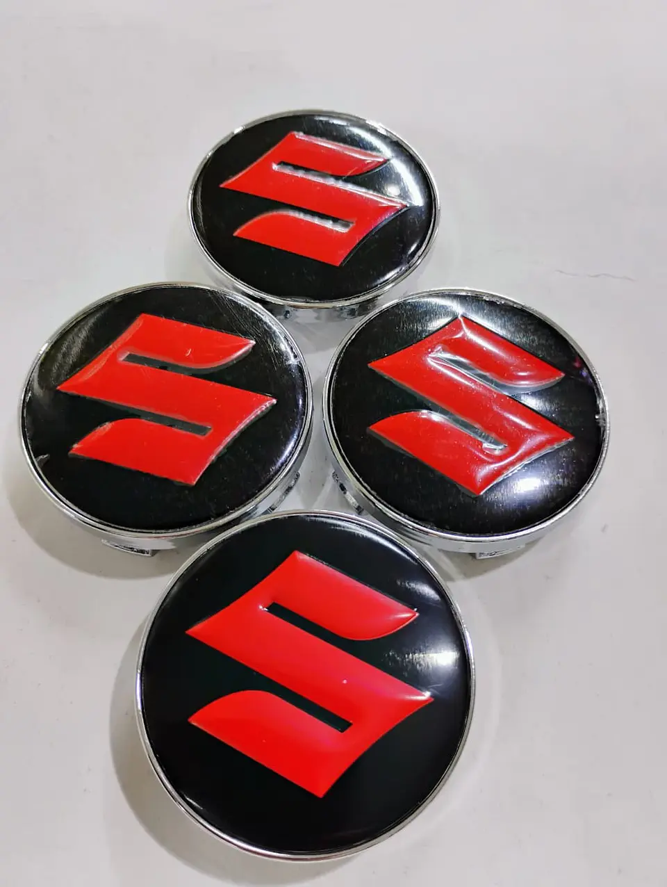 Set X4 Tapa centro de Llantas de autos Suzuki negro con rojo 9