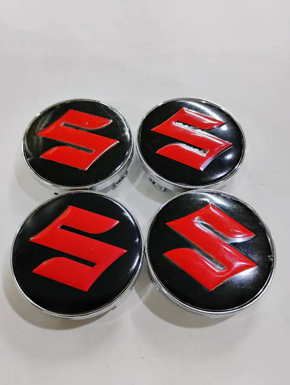 Set X4 Tapa centro de Llantas de autos Suzuki negro con rojo 11