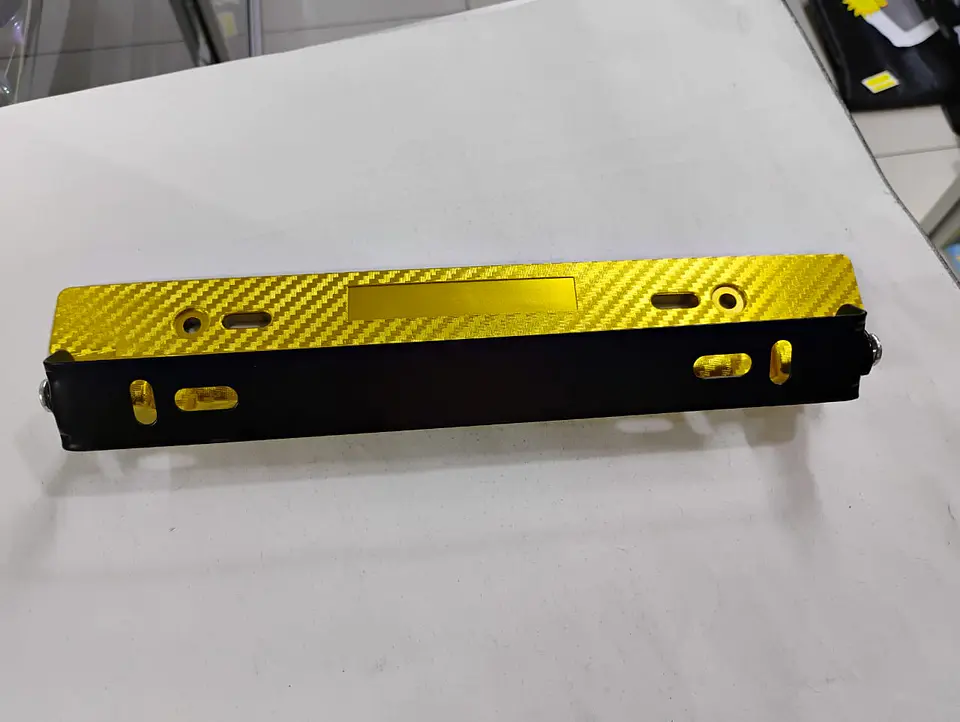 Porta placa patente fibra de carbono - DORADO 2