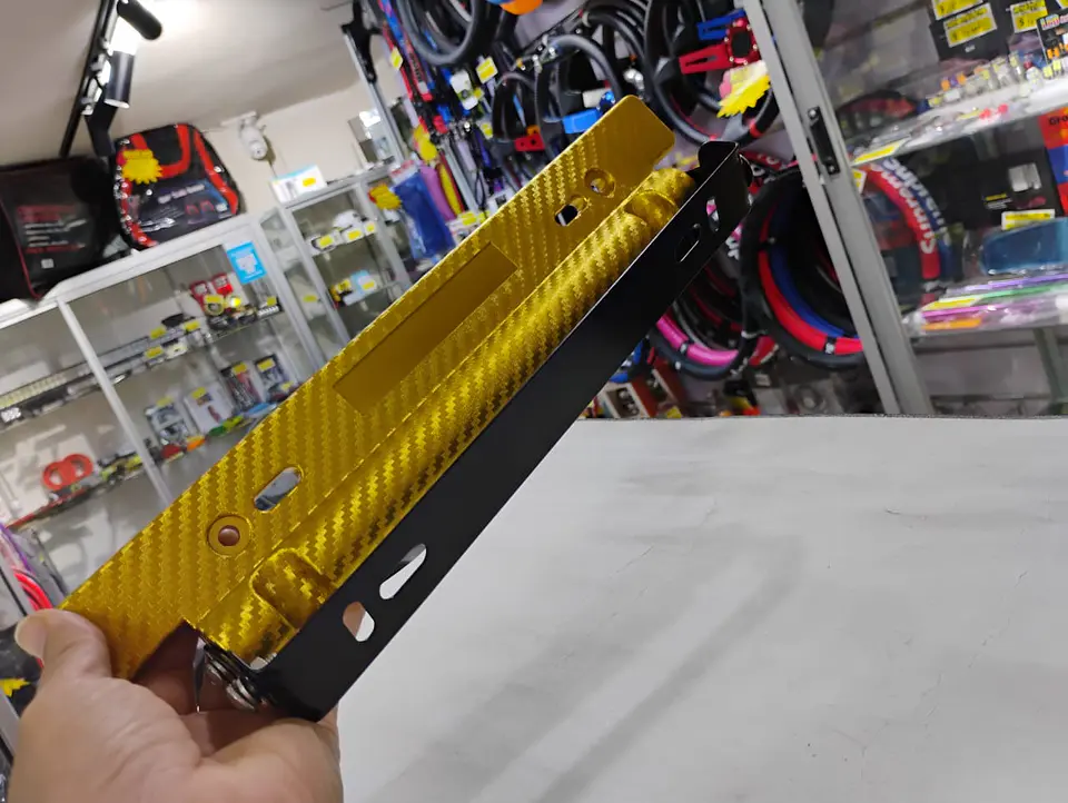 Porta placa patente fibra de carbono - DORADO 3