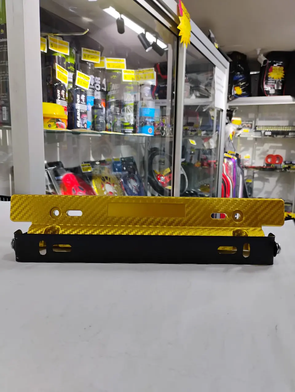 Porta placa patente fibra de carbono - DORADO 4