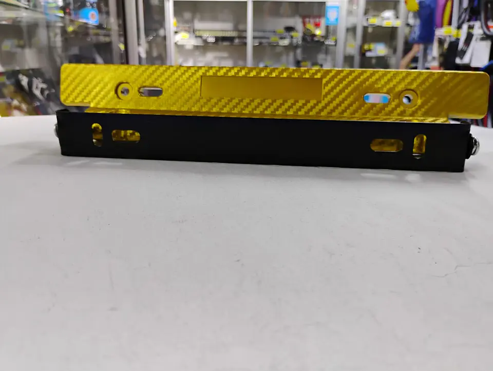 Porta placa patente fibra de carbono - DORADO 7