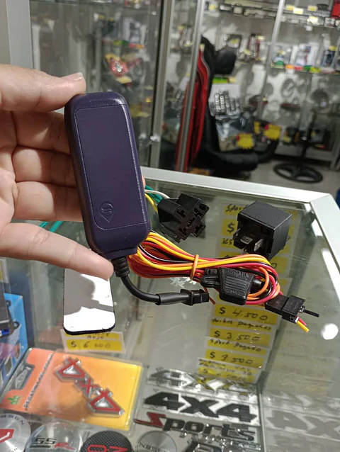 Mini GPS tracker R12L conexión 4G para autos motos camionetas y suv
