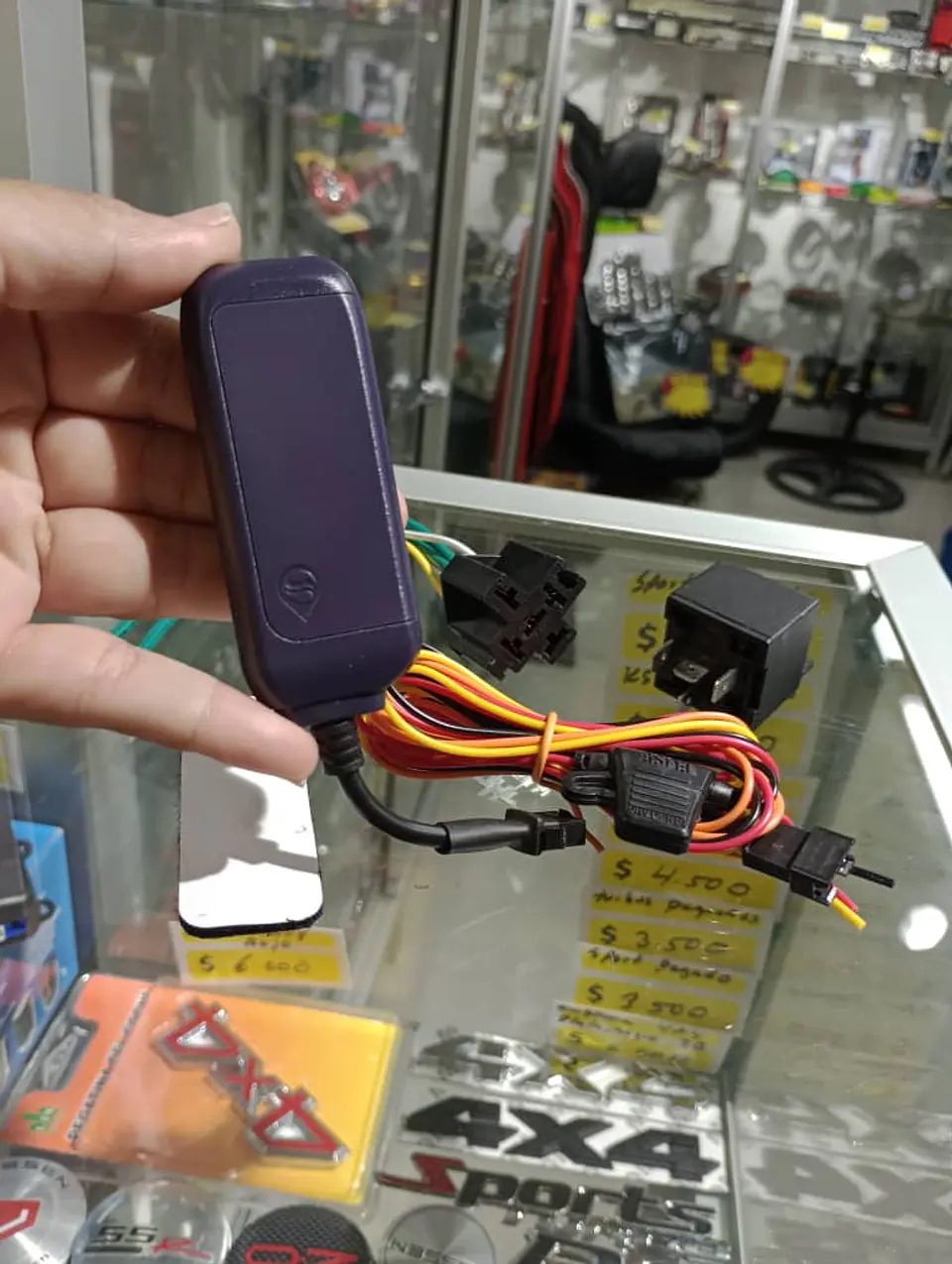 Mini GPS tracker R12L conexión 4G para autos motos camionetas y suv 1