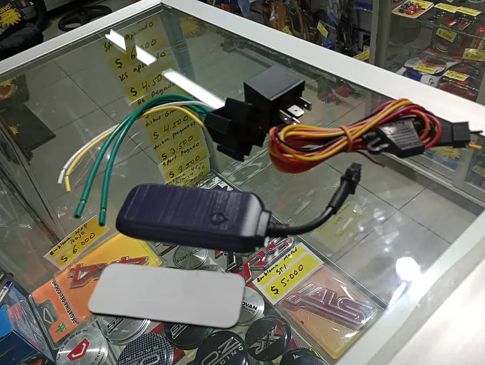 Mini GPS tracker R12L conexión 4G para autos motos camionetas y suv 10