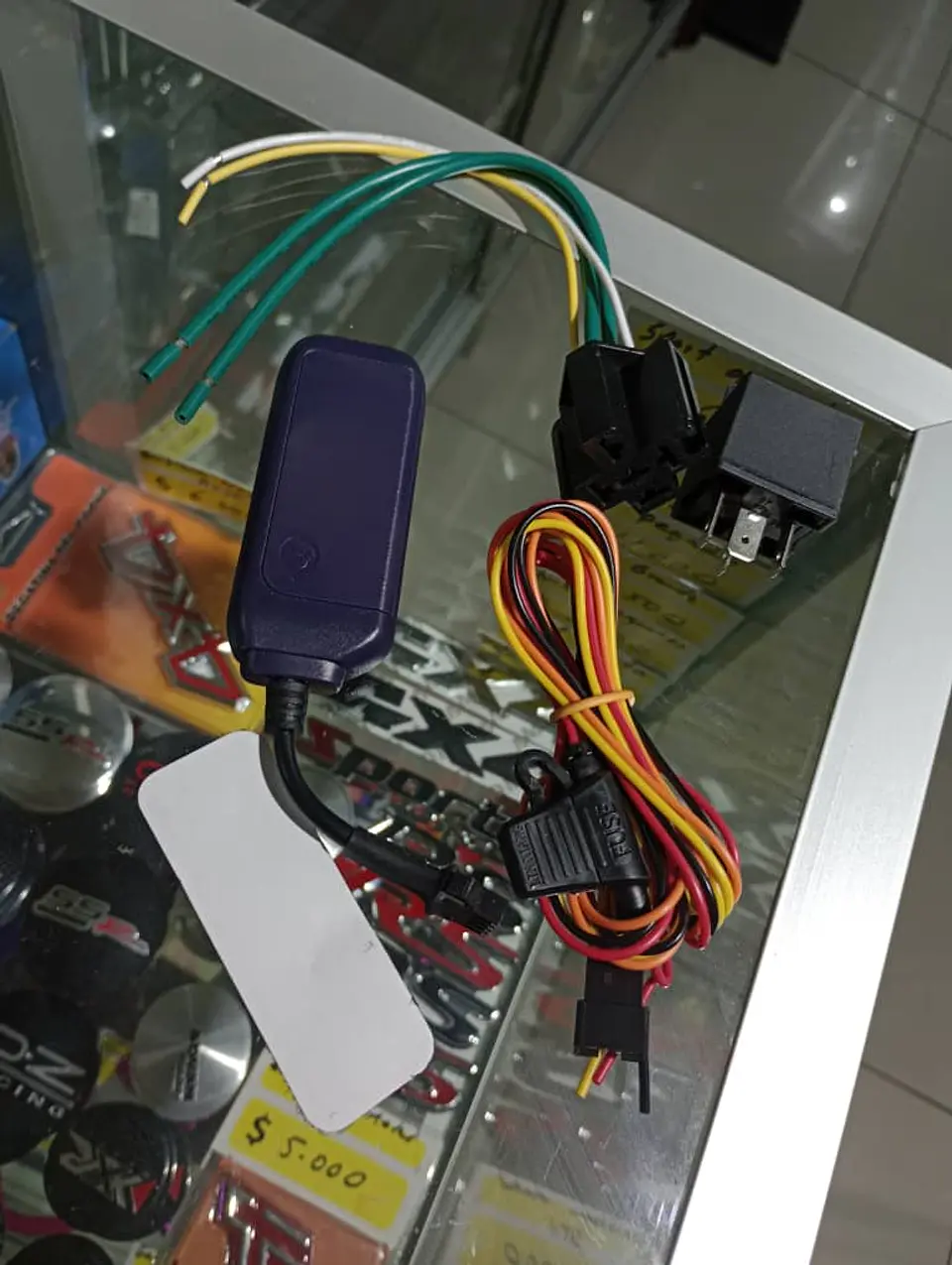 Mini GPS tracker R12L conexión 4G para autos motos camionetas y suv 11