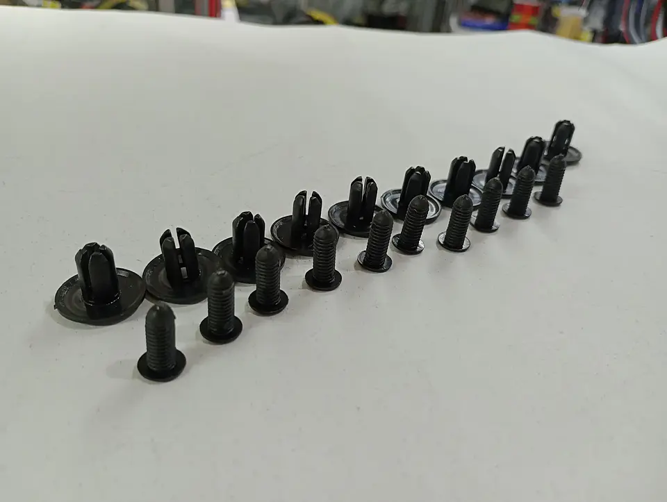 X10 unidades - Clip Remache de plástico con agujero de 8mm para 3