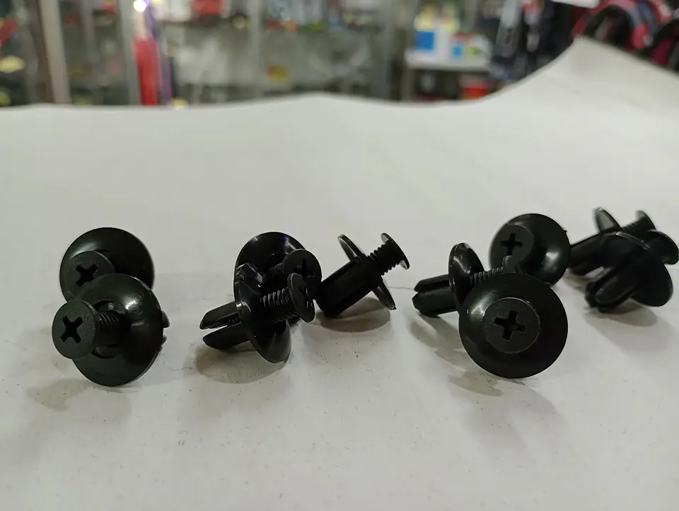 X10 unidades - Clip Remache de plástico con agujero de 8mm para 4