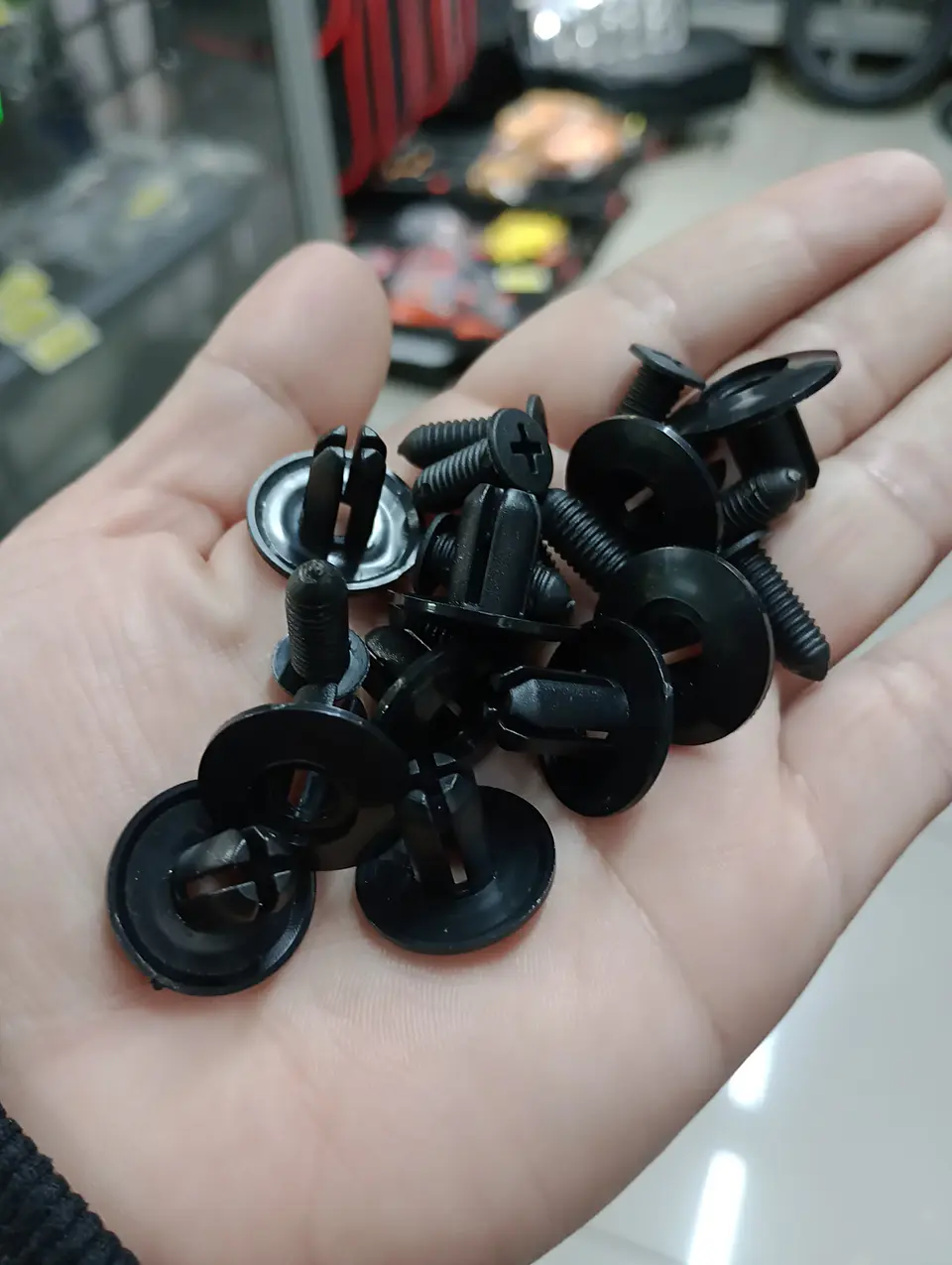 X10 unidades - Clip Remache de plástico con agujero de 8mm para 12