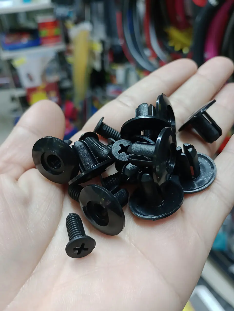 X10 unidades - Clip Remache de plástico con agujero de 8mm para 13
