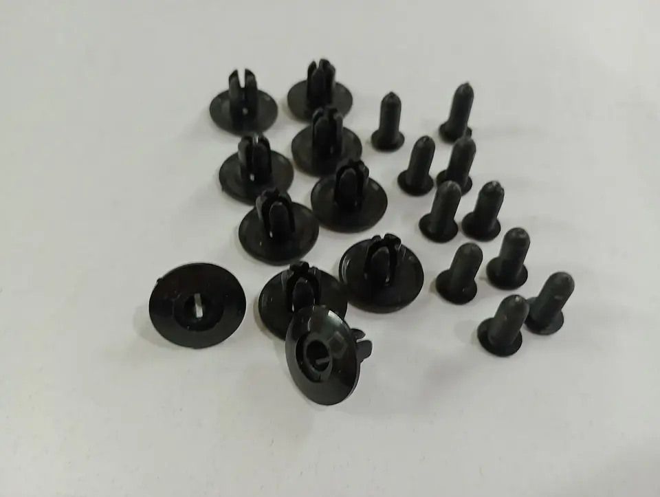 X10 unidades - Clip Remache de plástico con agujero de 8mm para 14