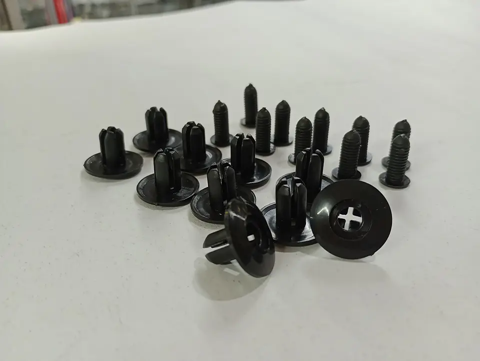 X10 unidades - Clip Remache de plástico con agujero de 8mm para 15