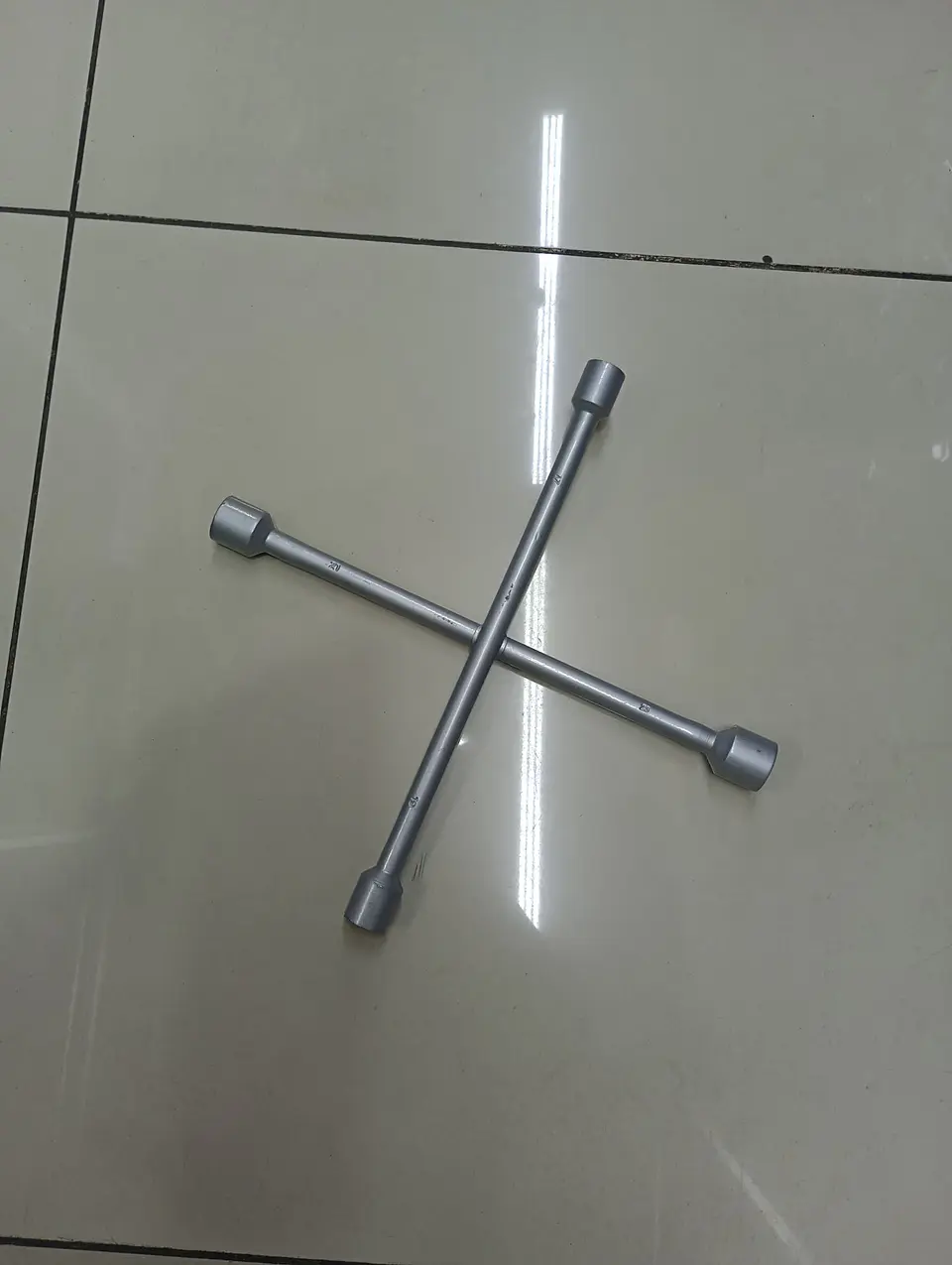 Llave cruz universal reforzada 4 bocas 17/19/21/23mm - Plata 5