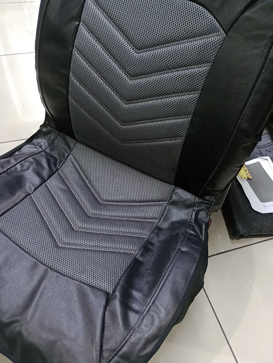 Fundas cubre asientos en ecocuero negro con tela gris son una 4