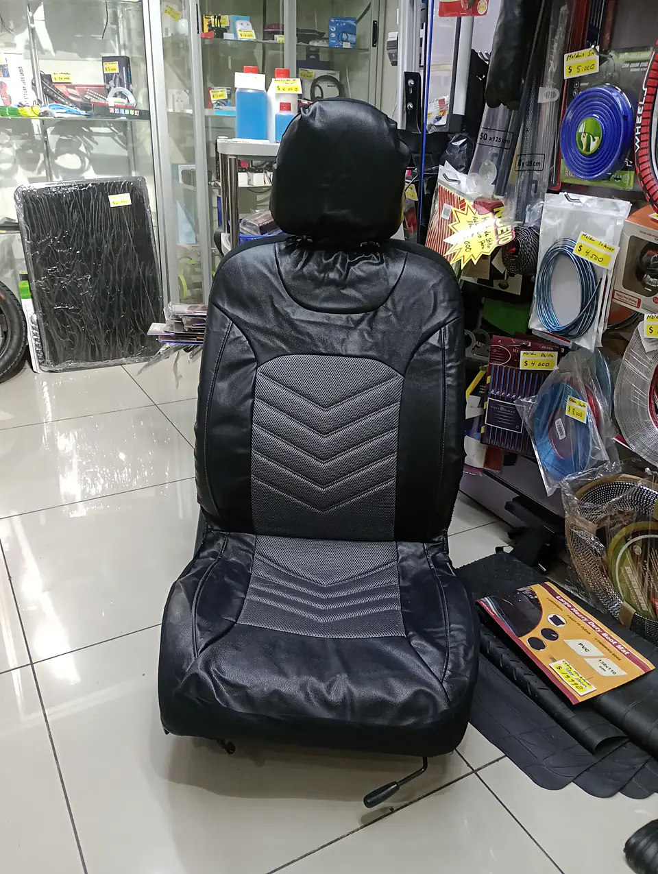 Fundas cubre asientos en ecocuero negro con tela gris son una 5