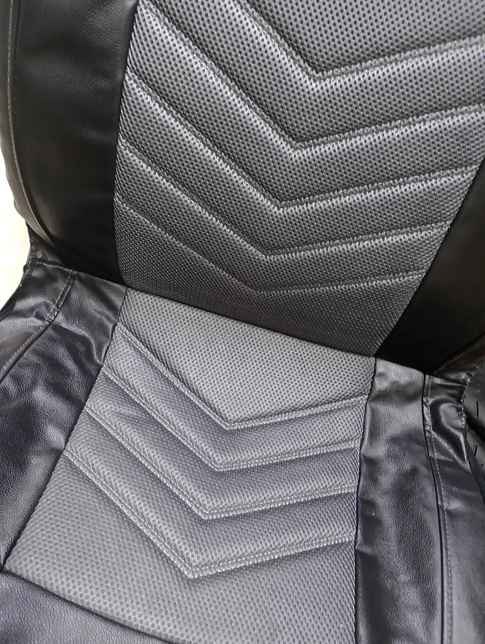 Fundas cubre asientos en ecocuero negro con tela gris son una 8
