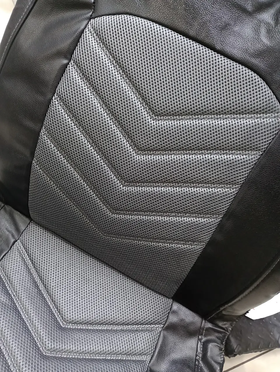 Fundas cubre asientos en ecocuero negro con tela gris son una 10