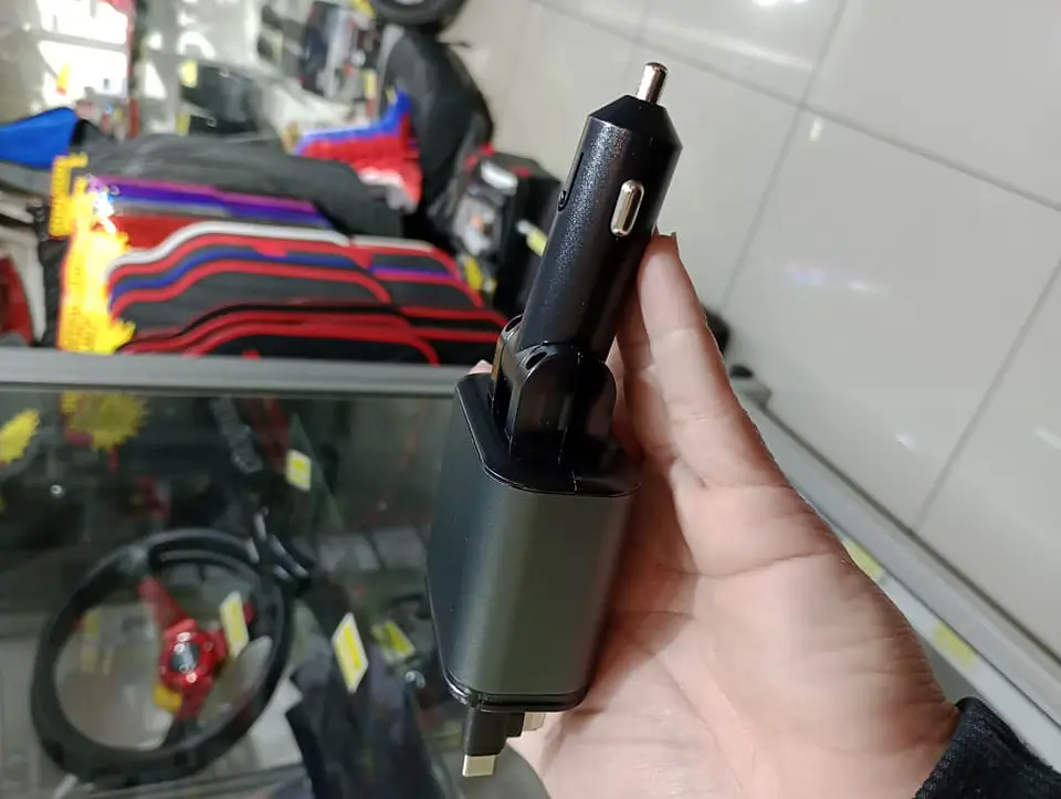 Cargador Retráctil 5 en 1 para Autos 180w con Lámpara de cielo 6