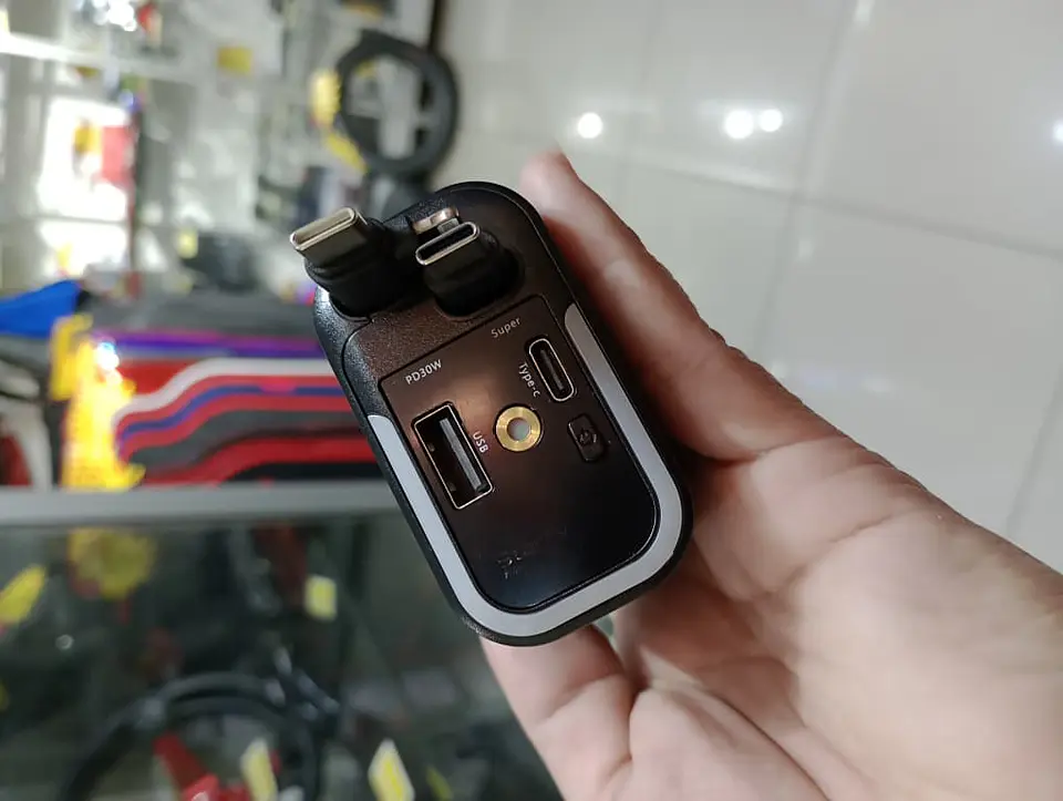 Cargador Retráctil 5 en 1 para Autos 180w con Lámpara de cielo 7