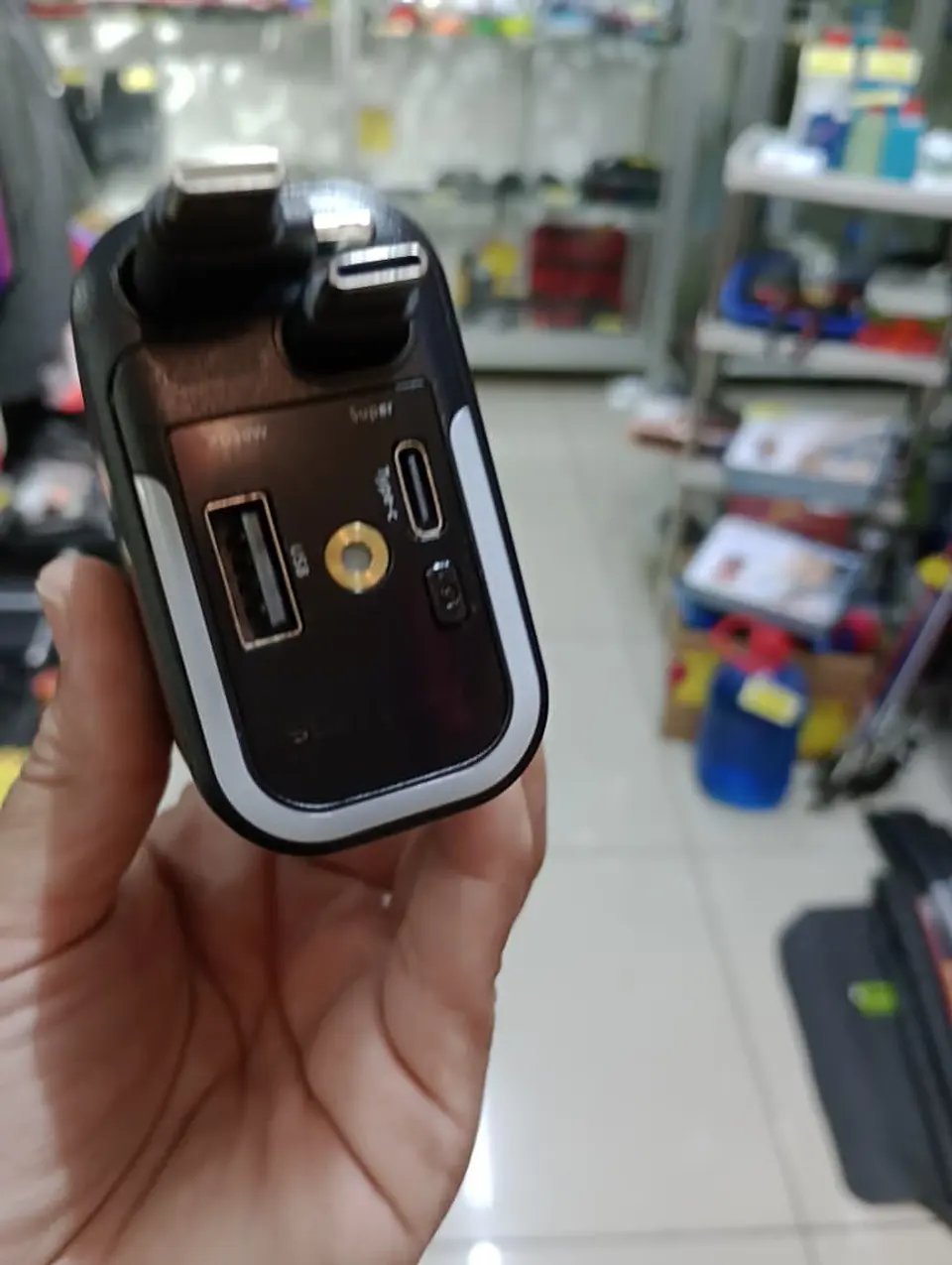Cargador Retráctil 5 en 1 para Autos 180w con Lámpara de cielo 17