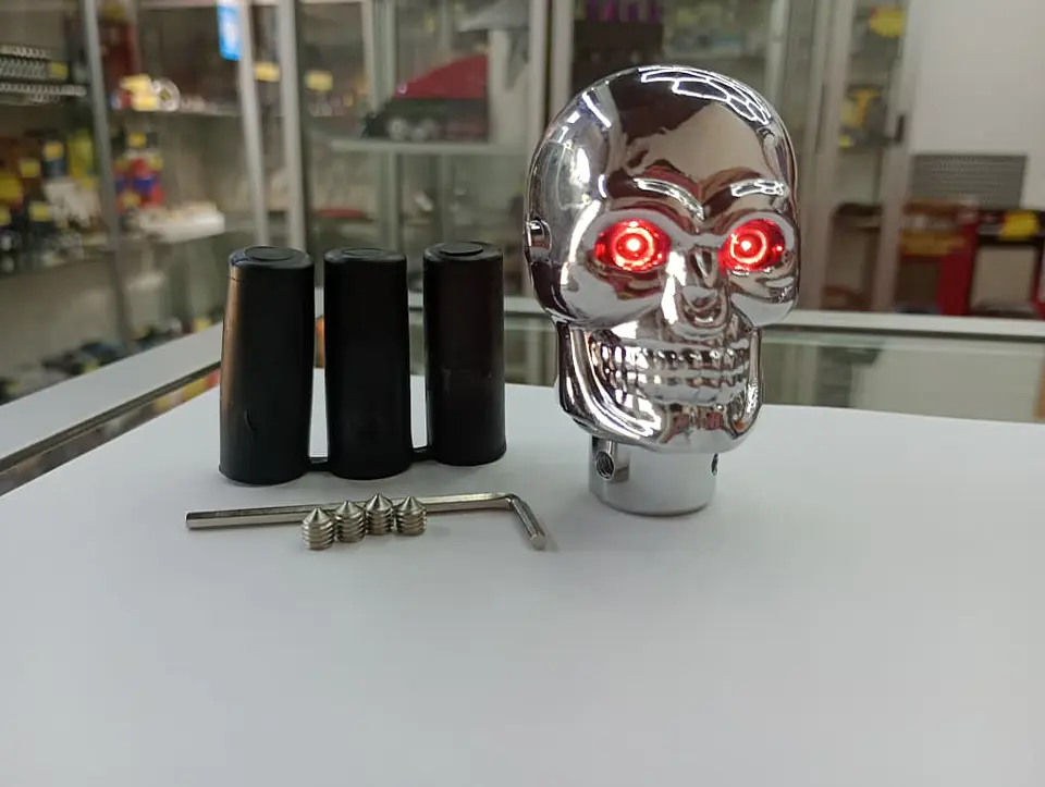 Pomo/Perilla de cambios - Diseño cabeza de calavera cromada con luz 2