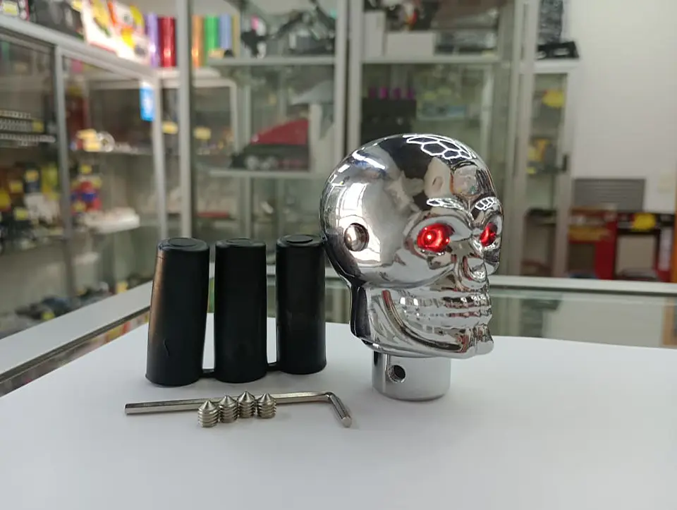 Pomo/Perilla de cambios - Diseño cabeza de calavera cromada con luz 7