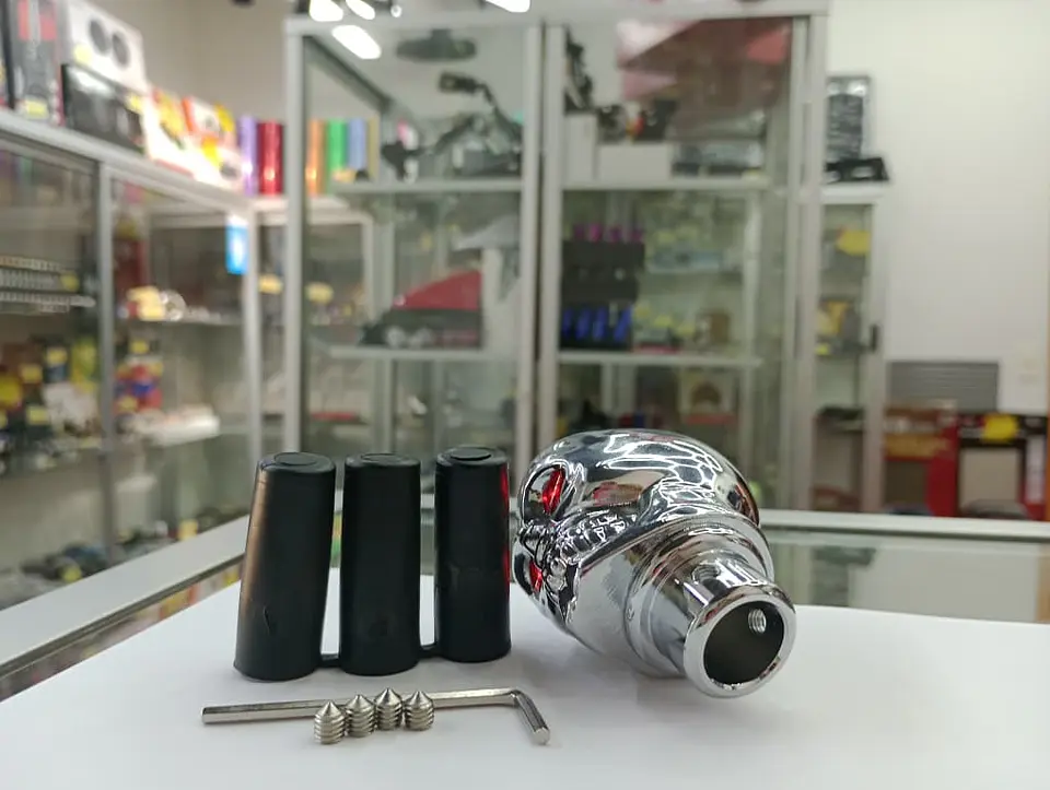 Pomo/Perilla de cambios - Diseño cabeza de calavera cromada con luz 12