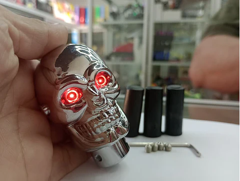 Pomo/Perilla de cambios - Diseño cabeza de calavera cromada con luz