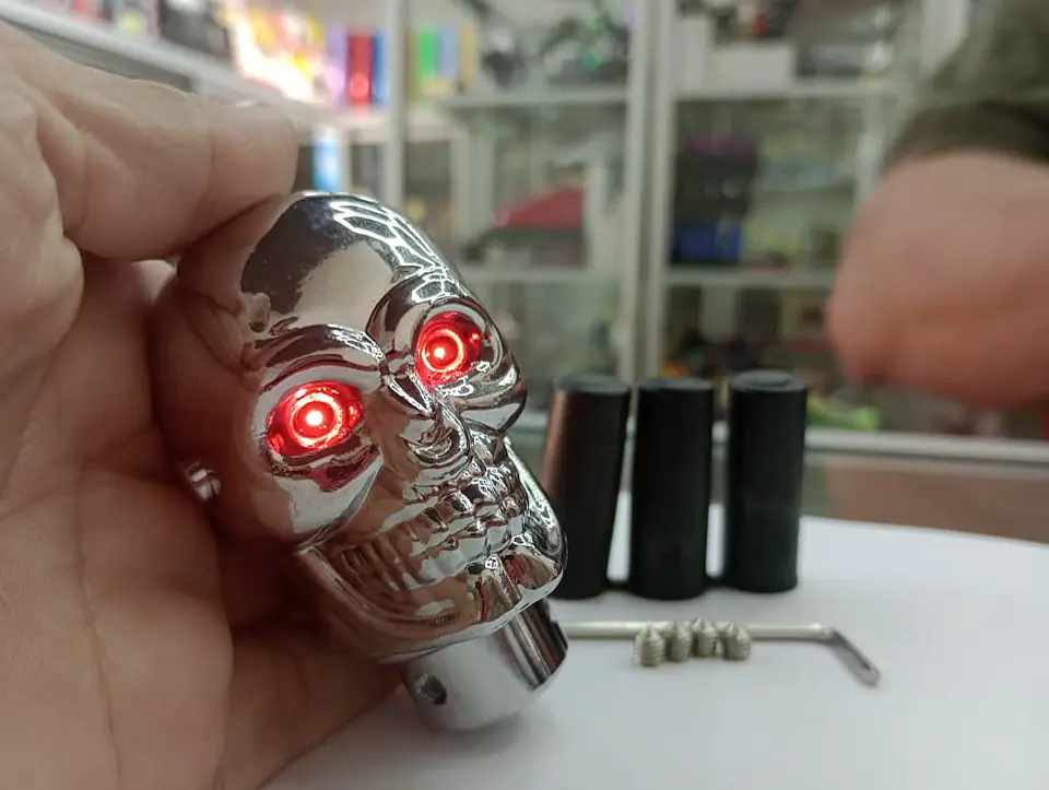Pomo/Perilla de cambios - Diseño cabeza de calavera cromada con luz 1